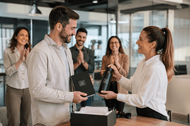 Aniversarios de empresa: cómo celebrar con merchandising que la gente sí se queda